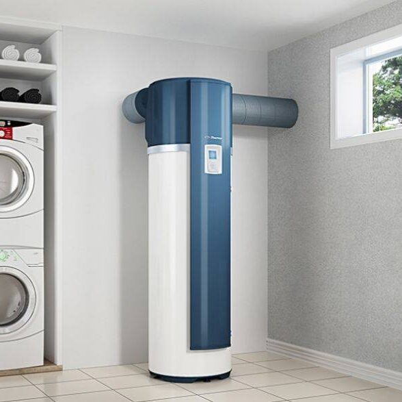 Chauffe-eau thermodynamique performant pour buanderie Chauffe-eau thermodynamique bleu et blanc dans une buanderie avec lave-linge et sèche-linge superposés.