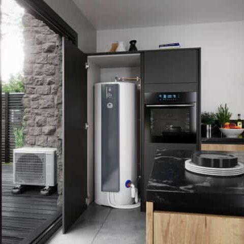 Pompe à chaleur et chauffe-eau thermodynamique moderne Chauffe-eau thermodynamique intégré et pompe à chaleur extérieure installés dans une habitation moderne.