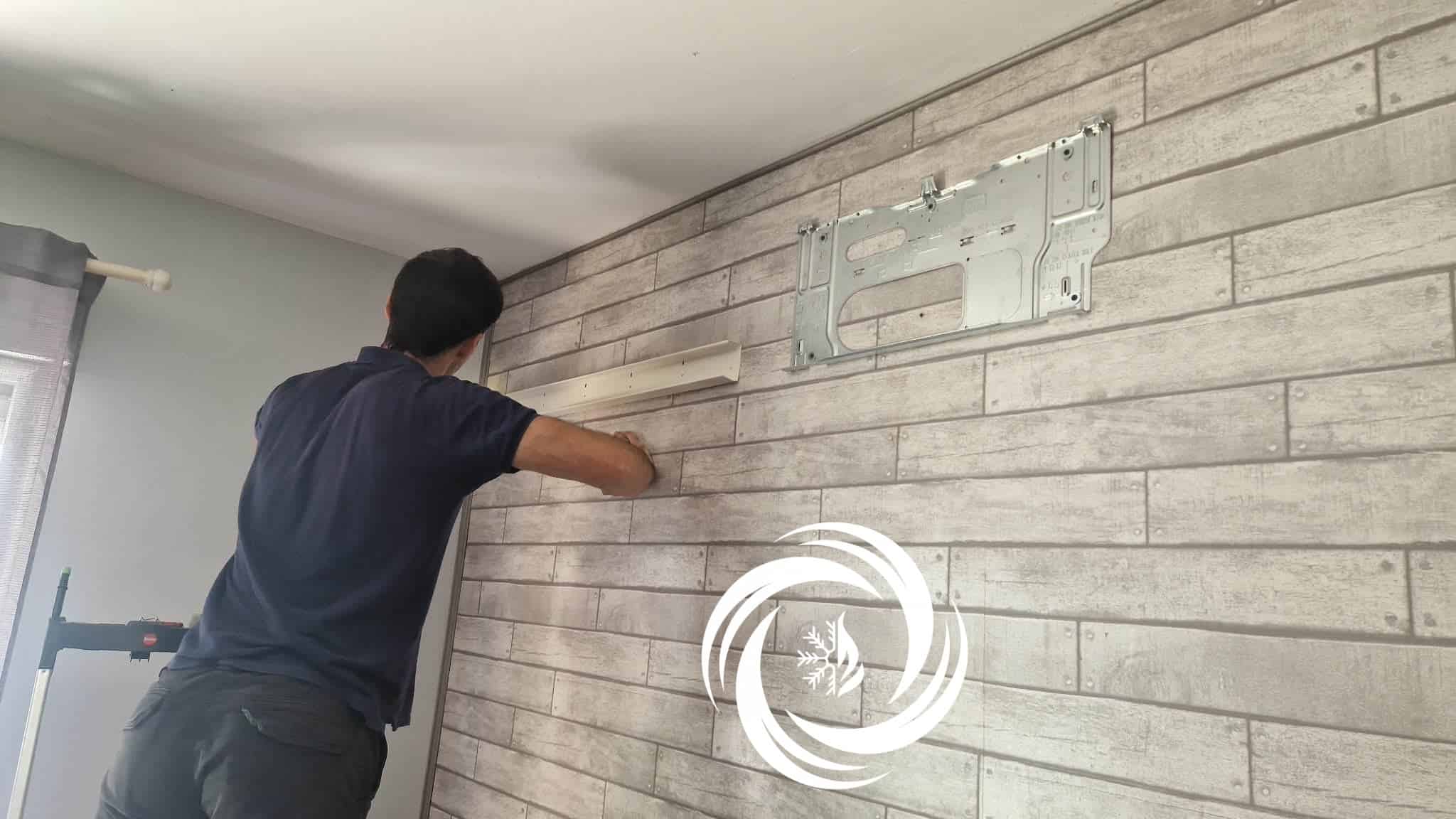 Installation de climatisation murale par un professionnel Technicien installant un support d'unité intérieure de climatisation.